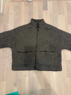 Zara jacka - Slutsåld och snygg Zara jacka! Köpt här på Plick🩷 om någon ger ett bra prisförslag så säljer jag den, det är många som söker denna!🩷storlek L men sitter som M tycker jag💗💗