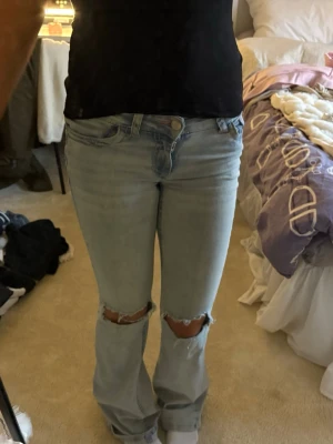 Ljusblå nelly jeans  - Säljer ett par nelly jeans med hål, strl 32. Längst ner på byxorna är hälarna slitna men syns inte när byxorna är på. 💞