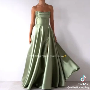 Balklänning - Jättefin och elegant balklänning, aldrig använd och i original förpackning, den går att knyta i ryggen och justera hur tajt den sitter, jag är 170 och storlek s och den satt perfekt