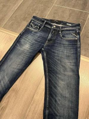Replay Jeans Anbass Faded - Säljer dessa tvärfeta jeans från replay i utmärkt fade och färg. Skitsnygga design och i storlek 30/32. Skriv gärna vid intresse!