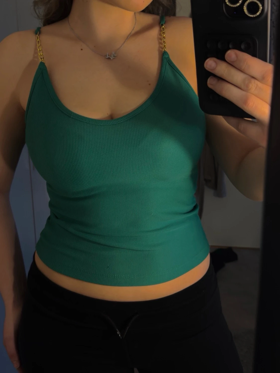Grön ribbad linnetopp med kedjeband