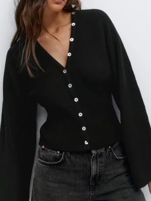 Svart kofta med v-ringning och knappar - Fin svart kofta i jätte bra skick!!!Jätte skön och fin till jeans eller vad som helst, Skriv om du vill ha egna bilder.💗