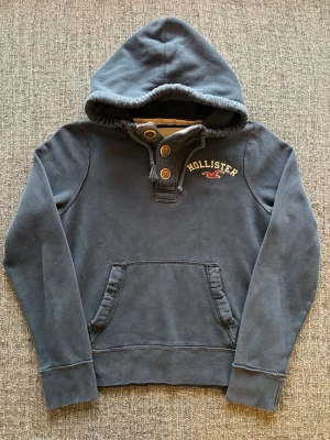 Hollister hoodie (sällsynt) - Säljer en sällsynt Hollister hoodie. Skick 8/10 | eftertraktad modell |  St L  | passar perfekt nu till våren | obs kan gå ner i pris vid snabb affär! Frakt samma dag ⚜️ 