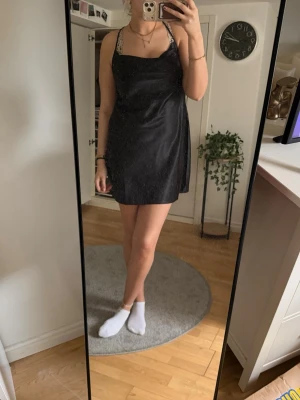 Svart satinklänning - Säljer en superfin svart satinklänning från divided! Använd en gång! 🥰 hör av dig vid frågor!