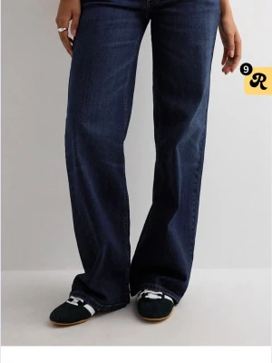 Nelly low waist loose - Nellys ”low waist loose jeans” i färgen ”rinse wash”. Gott skick. Originalpris:699kr