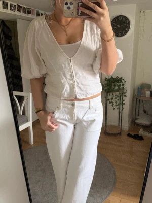  Vit linneblus - Säljer en såååå fin vit blus i linne från H&M! Den finns inte längre på hemsidan, köpte den på outlet! Använd max 2 gånger. Storlek L🥰🤝