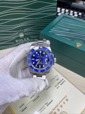 Herr klocka  - 💎 Submariner 40mm – Blå – Oanvänd – Komplett set 💎 Säljer en mycket fin Submariner 40mm med blå tavla och blå vridring. Klockan är helt ny och oanvänd. 🔹 Storlek: 40 mm 🔹 Skick: Oanvänd / helt ny 🔹 Klassisk och mycket eftertraktad modell  1700kr med box certifikat mm