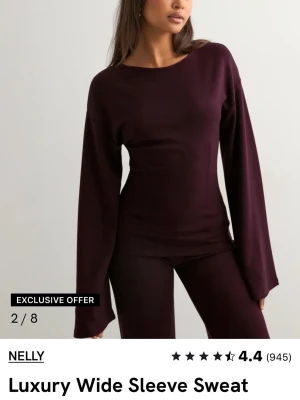 Vinröd sweatshirt   - Säljer en vinröd sweatshirt från Nelly med breda, vida ärmar och rund halsringning. 