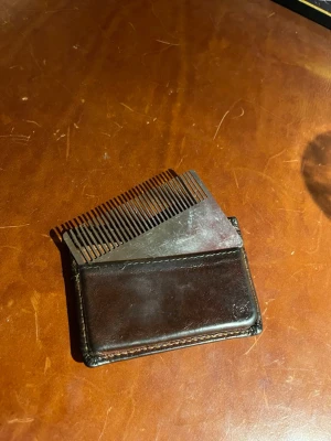 Metallkam som får plats i korthållare - Riktigt fin hårkam i metall som får plats i din korthållare. Smidig att ta fram och snyggt att ha som accessoar. 