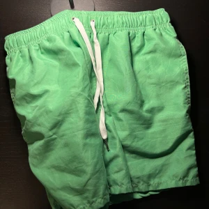 Badbyxor - Säljer dessa snygga badbyxor från John Henrik. Dessa badbyxor kommer ge dig en fantastisk look. Hör av dig vid minsta fundering 💭🤝