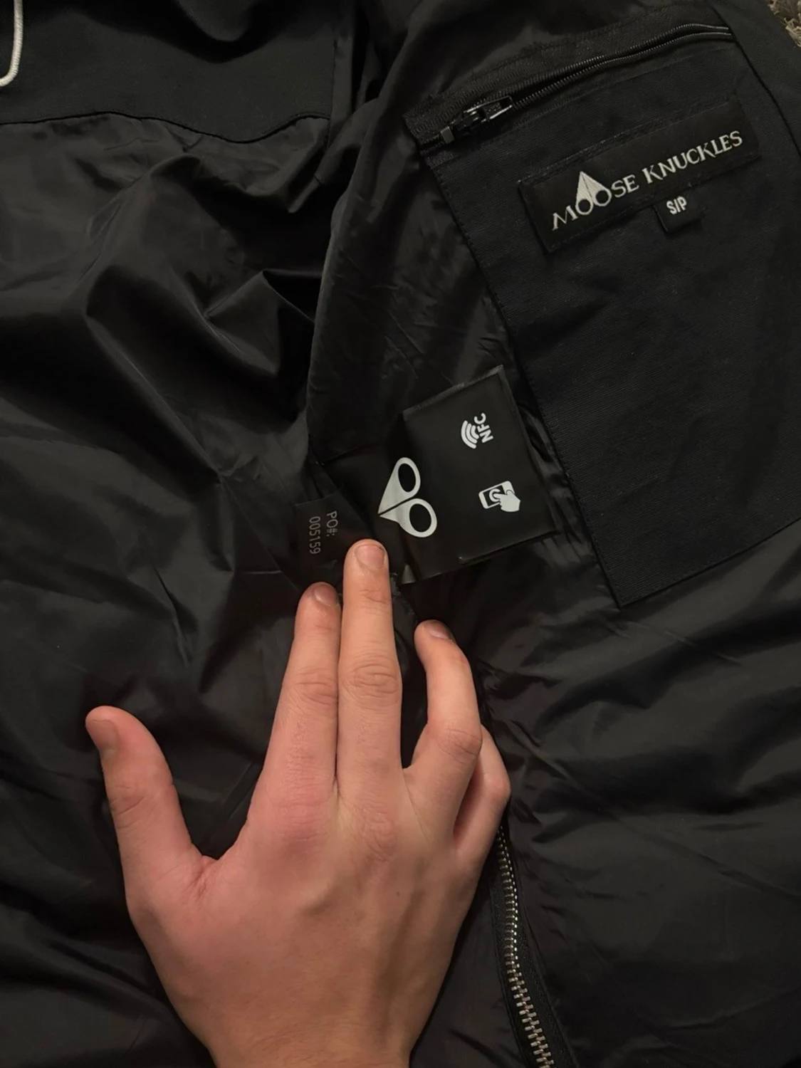 Svart jacka med fuskpäls från Moose Knuckles - 4