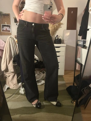 Baggy jeans - Super coola svarta baggy jeans från Zara. Sitter löst runt höften så blir low waist. Storlek L men passar även M! Aldrig använd 💕💕