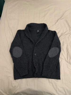 Cardigan herr - Cardigan herr - storlek L passar xs - skick 7,5/10 - fler frågor? Kontakta mig