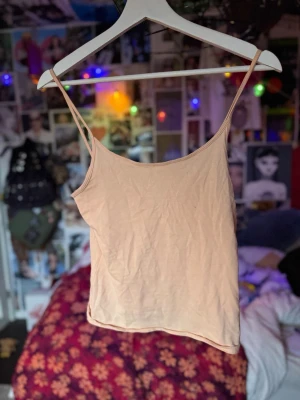 Beige linnetopp‼️ - Beige linnetopp med smala axelband. Toppen är tillverkad i ett mjukt material.                                              ‼️fråga om mått/hur den ser ut på‼️