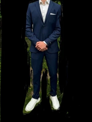 Marinblå kostym med kavaj och byxor - Säljer nu min stilrena marinblå kostym från Jack & Jones då jag vuxit ur den. Använd högst 3 gånger och därmed i ett mycket bra skick. Både kavaj, byxor och en vit bröstnäsduk ingår. Kavajen har klassisk passform, sköna axelvaddar, två knappar och ficklock. Helt perfekt till student eller bal. Tveka inte att höra av dig vid frågor! 🤩💪