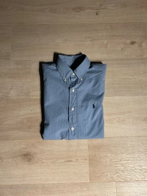 Blå rutig Ralph Lauren Skjorta Storlek S - Klassisk Ralph Lauren skjorta i blå färg. Tröjan är i mycket bra skick, storlek:S i classic fit men det är inte så stor skillnad ifrån slim. Skriv vid minsta funderingar 📲