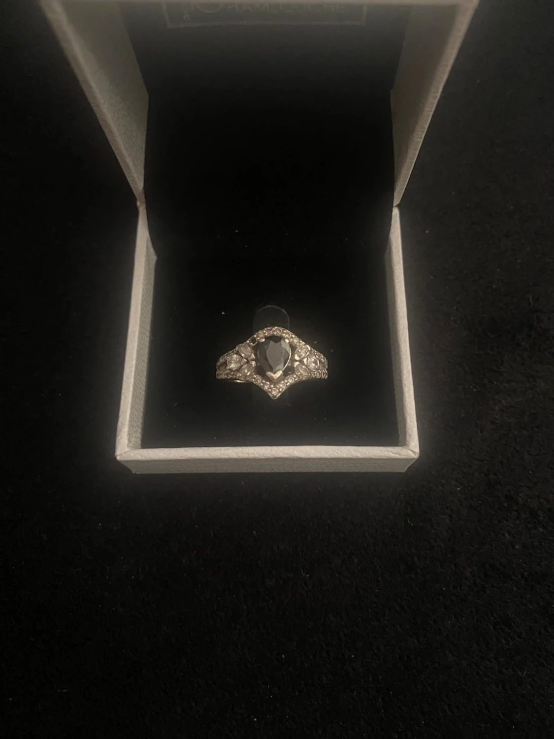 Silverring med svart sten och kristaller