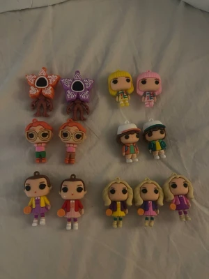 Stranger things figurer  - 13 olika Stranger things fingurer för 20kr st! Köp 4 få en gratis. Frakten blir mellan 20-30kr. Det är gjord av gummi, kan hängas upp eller ställas upp. Säljer dessa pga av att jag redan har så många funka pops osv!🩷köp endast igenom swish