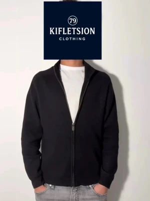 Stickad full zip - Hej! Säljer nu min Verani full zip. Passformen är hur bra som helst, inga defekter! Modellen i bilden är 179 cm & 66 kg. Vid funderingar kom med frågor! 🌟(Kan gå ned i pris vid snabb affär)