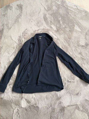 Mörkblå skjorta med knappar - Stilren mörkblå overshirt från Hugo boss perfekt nu till våren 