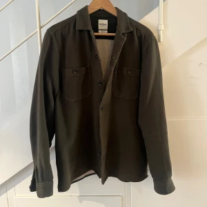 Dobber Overshirt - Säljer denna riktigt sköna linne overshireten från Dobber. Riktigt slitstark, skick 6/10. Kontakta mig vid eventuella funderingar🌱