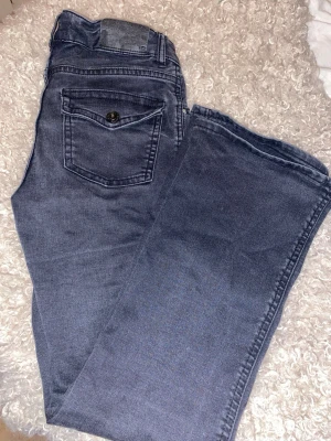Lager 157 jeans - Svarta jeans från Lager 157 – strl 150 💕  I mycket fint skick, endast använda vid ett fåtal tillfällen. Fräscha och välbevarade utan slitningar eller fläckar. Perfekta basjeans till garderoben!