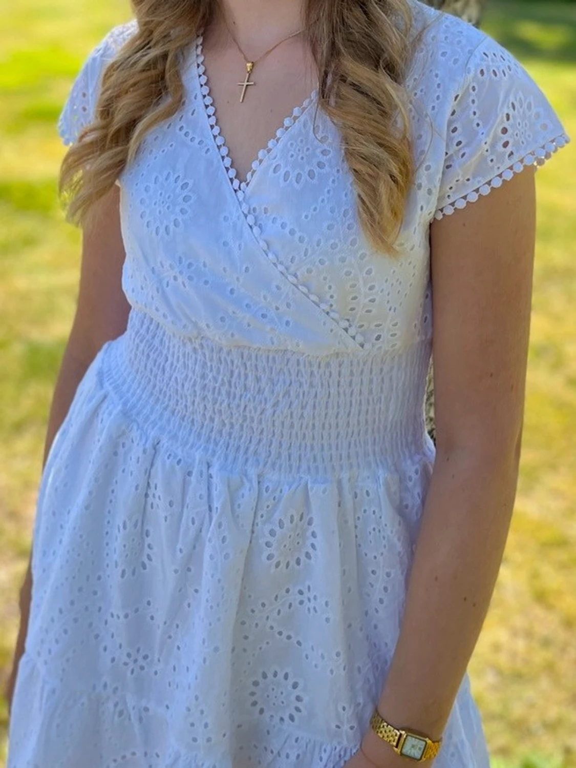 Vit kort klänning med broderi - 2