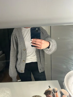 Grå stickad kofta med knappar - Grå stickad kofta med knappar❤️