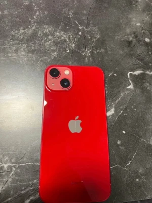 IPhone 13 128gb - Hej! Jag vill sälja min telefon eftersom jag köpte en ny. Den är i jättefin skick, inga repor eller skador. Finns små märken men inget som inte finns med på bilderna. Framsidan är fläckfri.  Batteri hälsan: 83% Kommer med den 4 skal, 2 svarta 2 gråa. Har haft skärmskydd och skal sen dag 1.