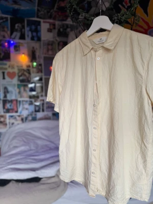 Beige kortärmad skjorta från H&M - Beige skjorta från H&M med korta ärmar och krage. Skjortan har knappar hela vägen framtill och är gjord i ett lätt bomullstyg. Är mycket luftig bra till sommaren. ‼️fråga om mått/eller se på‼️