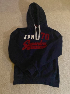 Superdry hoodie - Säljer denna feta superdry hoodie i storlek Large. Pris går att diskutera. Hör av dig vid frågor!