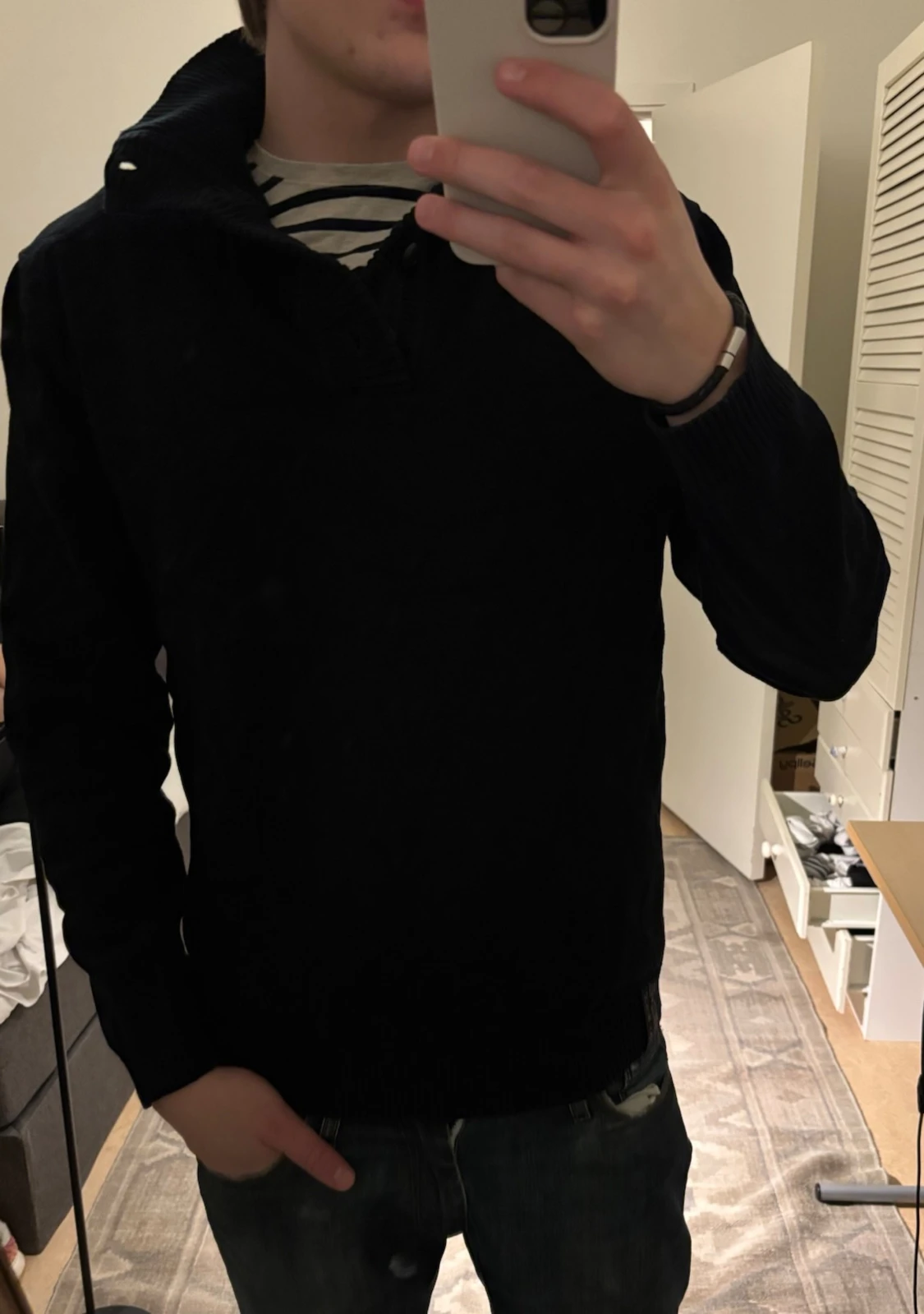 Svart stickad tröja med hög krage - 1