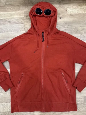 C.P Company hoodie  - “C.P COMPANY Diagonal Raised Fleece Full Zip Goggle Hoodie Rust. Originalpris va 2900 men säljer för mkt billigare. Storlek XL. Kan skicka fler bilder ifall det efterfrågas.”