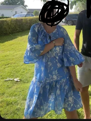 Sommar klänning - Sååå fin blå sommarklänning, älskar den verkligen. I fint skick från other stories. Har inga superbra bilder på den tyvärr🙈🙈