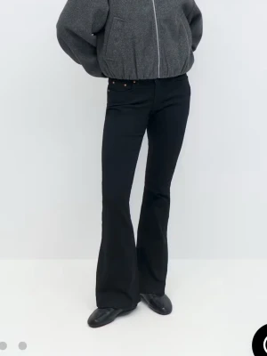 Svarta bootcut jeans  - Aldrig använda, nypris 500kr