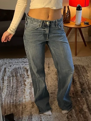Blå raka jeans med midwaist - Säljer ett par klassiska blå jeans med rak passform och mellanhög midja. Sååå fina och passar till allt!!!💝💝💝💝