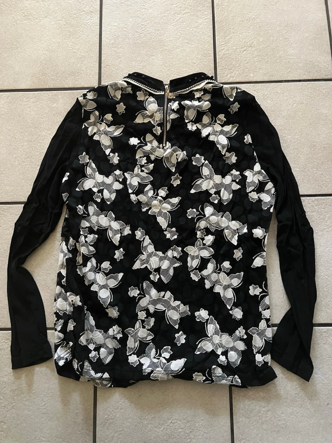 Svart blus med spets och pärlor storlek M - 3