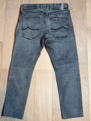 Grå jeans från Jacob Cohen - Snygga grå skinny jeans från Jacob Cohen med klassisk femficksmodell och raka ben. Jeansen har coola bakfickor med vågig söm och är tillverkade i mjukt denimtyg med lite stretch för extra komfort.