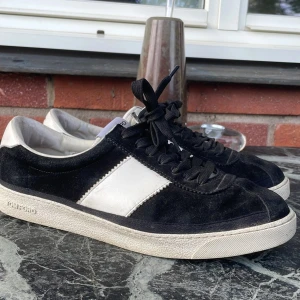 Tom Ford skor byte - Svarta tom Ford skor i bra skick nypris cirka 7000kr. Storlek 43-44. Skriv gärna om du är intresserad av byte av andra skor. Köp ej annonsen!
