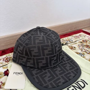 Äkta Fendi keps - Säljer en helt ny Fendi keps.                                                                                              Har flera kepsar på profilen.                                          Kan tänka mig sänka priset vid snabb affär.             Vid flera frågor hör av dig.                                          Fick den i present dock inget kvitto medföljer 