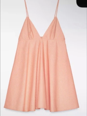 Orange klänning - Säljer denna orangea klänningen ifrån Zara i storlek Xs