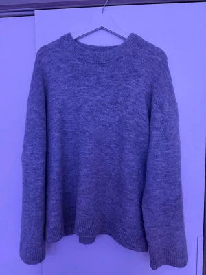 Ljusgrå stickad tröja från Gina Tricot💗 - Mysig ljusgrå stickad tröja med rund hals och ribbade muddar. Tröjan har en avslappnad passform och är tillverkad i en mjuk ullblandning. Perfekt för kyliga dagar och enkel att matcha med olika outfits. Tröjan är i storlek S men ganska oversized! Kan skicka mer och bättre bilder om det önskas 😇💕