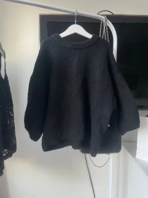 Stickad trekvartsärmad tröja - En svart stickad trekvartsärmad topp från Gina Tricot. Använd ca 10ggr. Nypris 299kr❤️