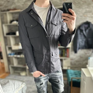Hackett Field jacket - Stilren och unik jacka🙌Mycket bra skick, inga defekter! Passar dig som är mellan 175-185cm ungefär. Nypris ca 3500kr. Modellen är 185 cm, 75kg. Passar bra nu till våren! Skriv för mer information!🤝