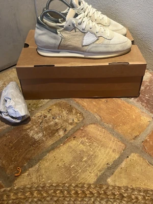  Philippe model skor storlek 41 -  Ett par Philippe model som är storlek 41 väldigt bra pris 350 kr. Skriv till mig om ni vill sänka priset eller har frågor om skorna