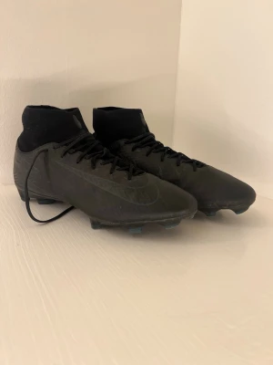Nike Mercurial Superfly 10 Pro FG stl 44 – Bra skick! - Säljer mina Nike Air Zoom Mercurial Superfly 10 Pro (Shadow svart/grön).  ✔ Storlek 44 (28 cm)   ✔ Bra skick – endast normalt slitage   ✔ Inga skador   ✔ Lätta och snabba matchskor   ✔ Perfekta för naturgräs (FG)  Nypris ca 1800–2000 kr.  Säljes billigt då de inte används längre.  💰 Pris: 499 kr   👉 Först till kvarn    📦 Skickas snabbt!