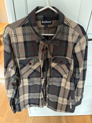 Barbour - Säljer denna grymma barbour skjortan. Den är inte så fint struken på bild men det går att lösa. Den är fint skick. Lite tvättad men inget stort som märks. Den har även fickor! 