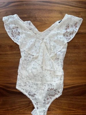 Super super snygg body som jag så älskar 🥹💞 - Så otroligt fin blus som tyvärr är lite för liten för mig. Den passar till allting och är verkligen en diamant!!🥹. Pris kan diskuteras vid en snabbare affär !💞💞 .