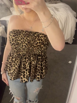 Leopardmönstrad tubtopp  - Säljer en snygg leopardmönstrad tubtopp från Shein, storlek M men känns mer som S, pris kan alltid diskutera💕