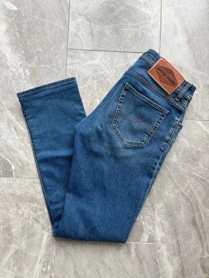 Jacob Cohen  - Ett par riktigt schyssta Jacob Cohen jeans med en fett tvätt. Modellen är Nick Storlek 32 Skicket 9.8/10 Skriv vid funderingar!😁